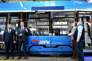 Nadanie imienia Marii Koterbskiej jednemu z najnowszych niebieskich tramwajów we Wrocławiu fot. MPK Wrocław