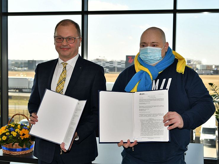 Krzysztof Balawejder, prezes MPK Wrocław i  Artur Konarski, prezes zarządu EvoBus Polska - podpisanie umowy na autobusy elektryczne we Wrocławiu fot. MPK Wrocław