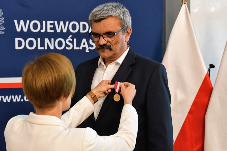 Wręczenie medali za długoletnią służbę,, które wręczała  Małgorzata Hasiewicz, Dyrektor Generalna urzędu fot. MPK Wrocław