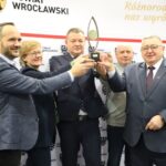 O zwycięstwie w Rankingu Finansowym zdecydowała wspólna praca – mówi Roman Potocki (w środku). Tu zawsze dziękuję Radzie Powiatu Wrocławskiego, wszystkim pracownikom, a w szczególności Zarządowi.