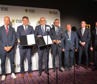 Marszałek Cezary Przybylski oraz przedstawiciele partnerów czeskich podpisali memorandum, dzięki któremu w ośrodkach sportów zimowych po obu stronach granicy przeprowadzone zostaną niezbędne prace modernizacyjne fot. UMWD