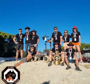 Zespół studentów z PWr w w Australii na zawodach Australian Rover Challenge z łazikiem Projektu Scorpio fot. PWr