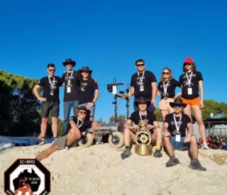 Zespół studentów z PWr w w Australii na zawodach Australian Rover Challenge z łazikiem Projektu Scorpio fot. PWr